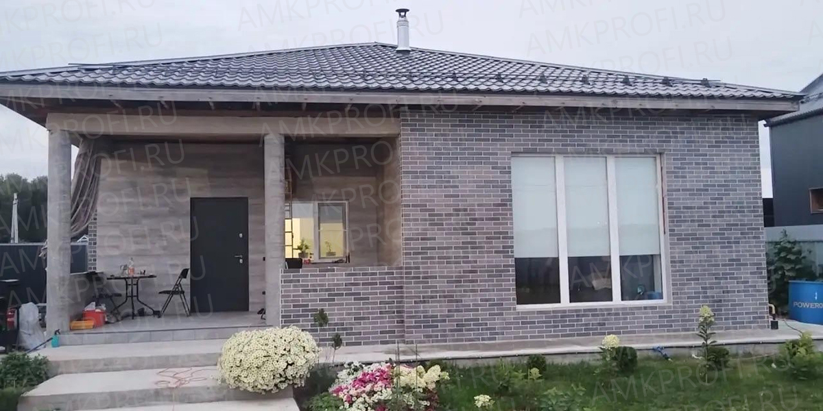 Фасадные панели АМК 241 Микс Кирпич в отделке частного дома в Домодедово. Купить декоративные панели для фасада и внутренней отделки.