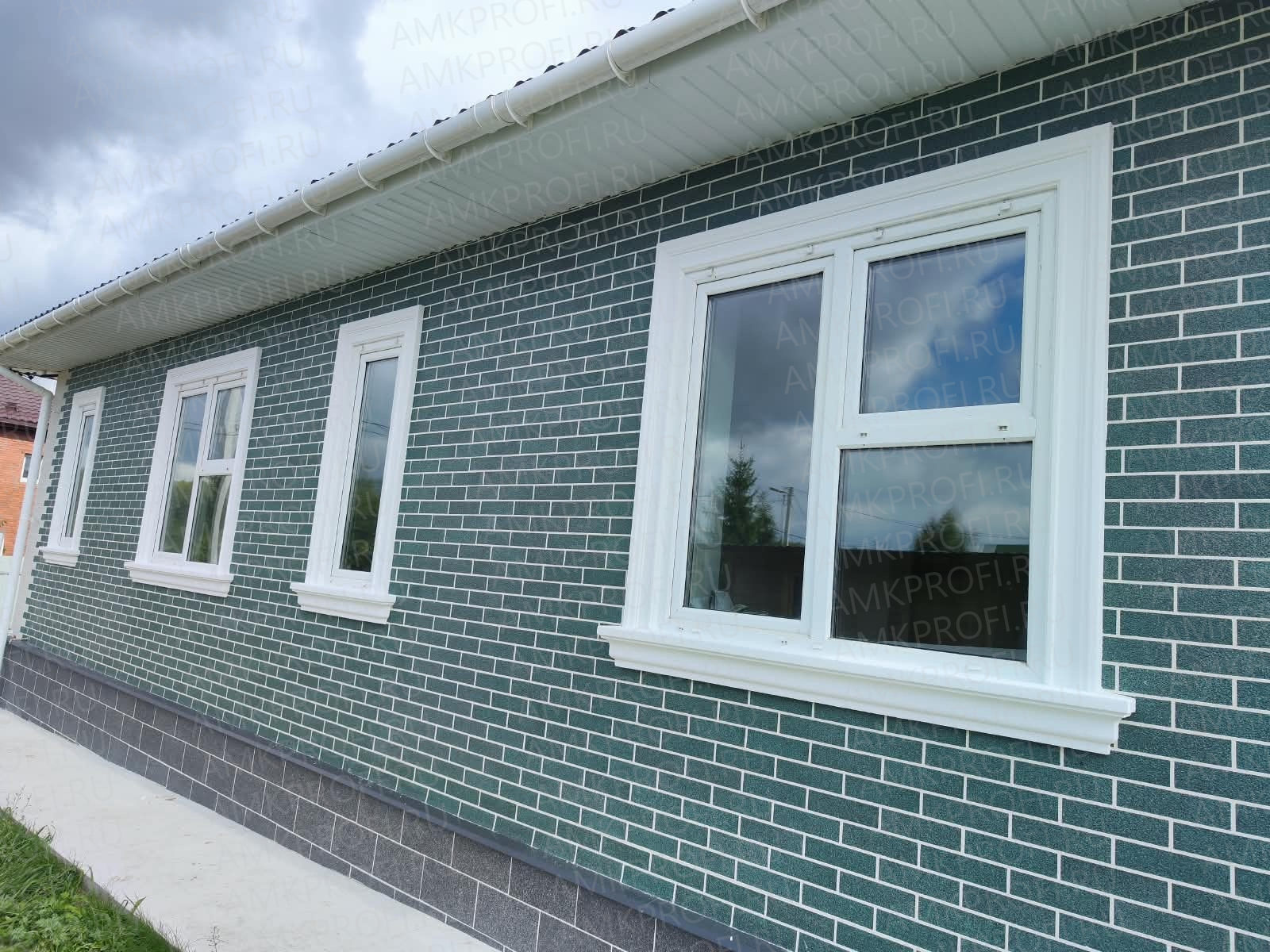 АМК панели для фасада дома: АМК Кирпич 603 идеально сочетается с зеленой металлочерепицей. Купить декоративные панели для фасада и внутренней отделки.