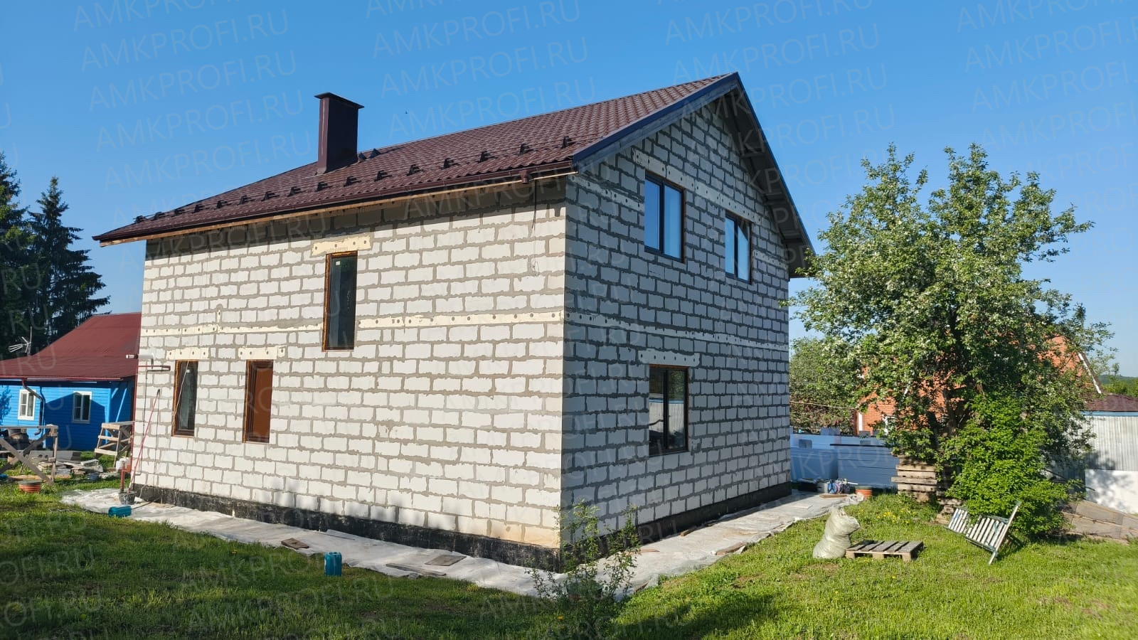 Фасадная отделка с декором с применением панелей АМК (гибкий кирпич). Купить декоративные панели для фасада и внутренней отделки.
