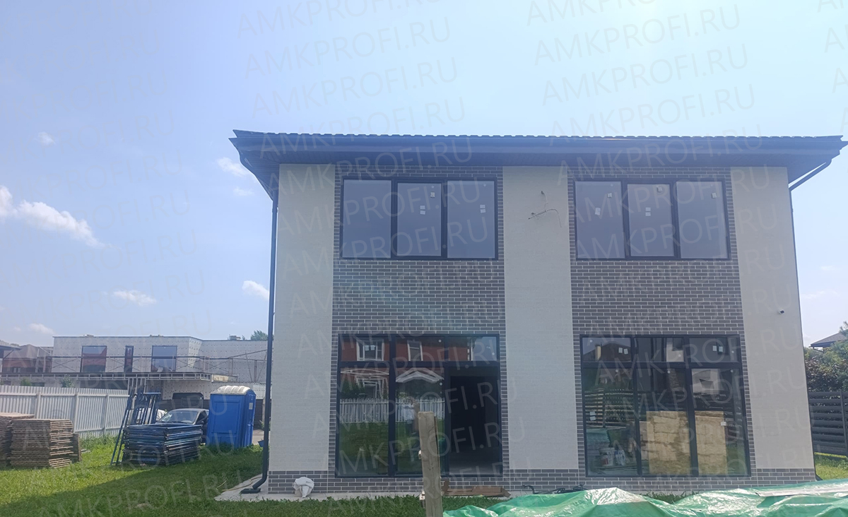 АМК фасад дома с использованием панелей АМК 001 Кирпич и АМК 010 Кирпич, МО, Домодедово. Купить декоративные панели для фасада и внутренней отделки.