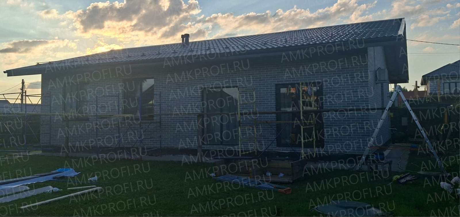 Фасадная отделка дома панелями АМК в Московской области. Купить декоративные панели для фасада и внутренней отделки.