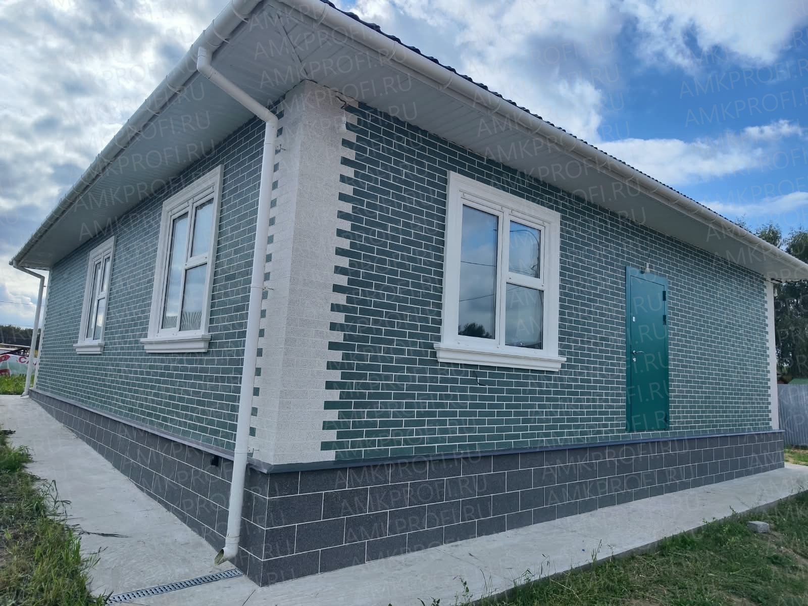 АМК панели для фасада дома: АМК Кирпич 603 идеально сочетается с зеленой металлочерепицей. Купить декоративные панели для фасада и внутренней отделки.