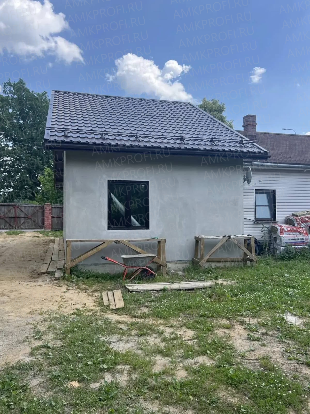 Панели АМК 100 Микс Кирпич в отделке фасада дома. Купить декоративные панели для фасада и внутренней отделки.