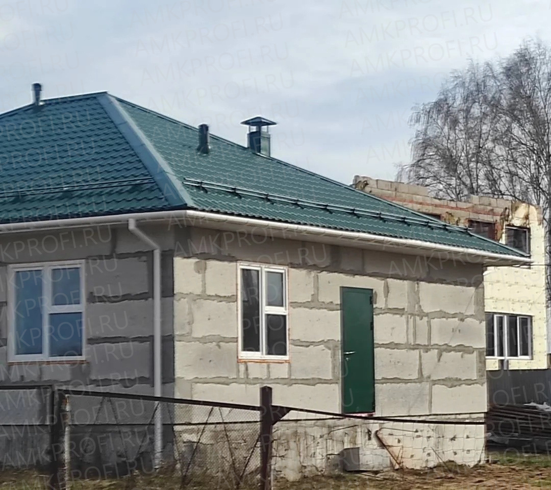 АМК панели для фасада дома: АМК Кирпич 603 идеально сочетается с зеленой металлочерепицей. Купить декоративные панели для фасада и внутренней отделки.