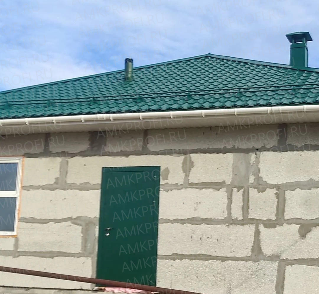 АМК панели для фасада дома: АМК Кирпич 603 идеально сочетается с зеленой металлочерепицей. Купить декоративные панели для фасада и внутренней отделки.
