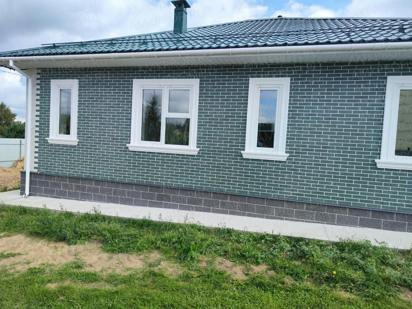 АМК панели для фасада дома: АМК Кирпич 603 идеально сочетается с зеленой металлочерепицей. Купить декоративные панели для фасада и внутренней отделки.