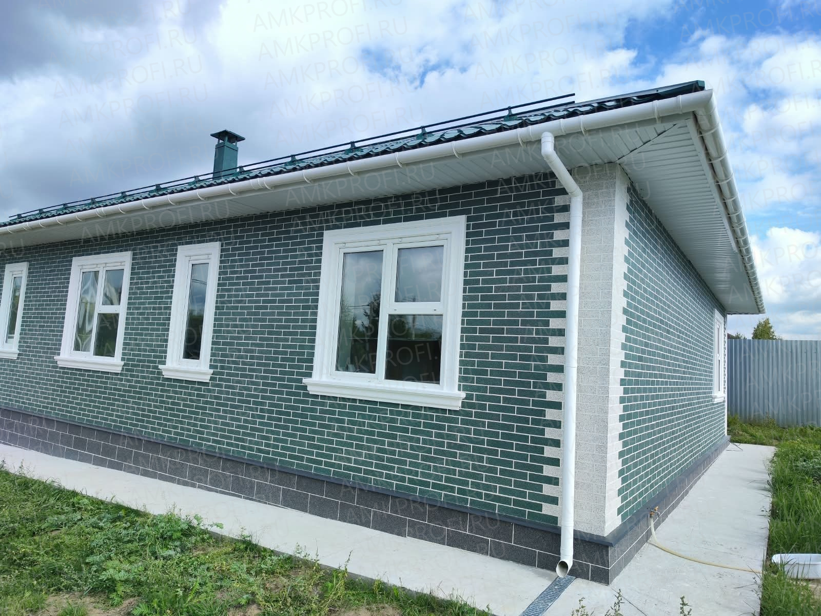 АМК панели для фасада дома: АМК Кирпич 603 идеально сочетается с зеленой металлочерепицей. Купить декоративные панели для фасада и внутренней отделки.