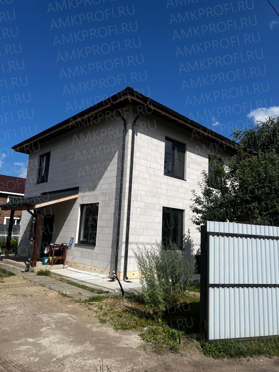 Декоративное покрытие АМК для фасада дома в Московской области. Купить декоративные панели для фасада и внутренней отделки.